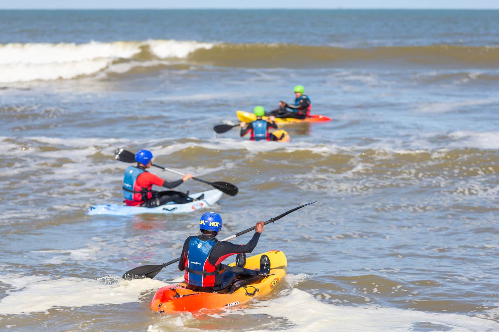 Kinderen doen mee aan boogschieten op het strand tijdens een kinderfeestje bij Westbeach