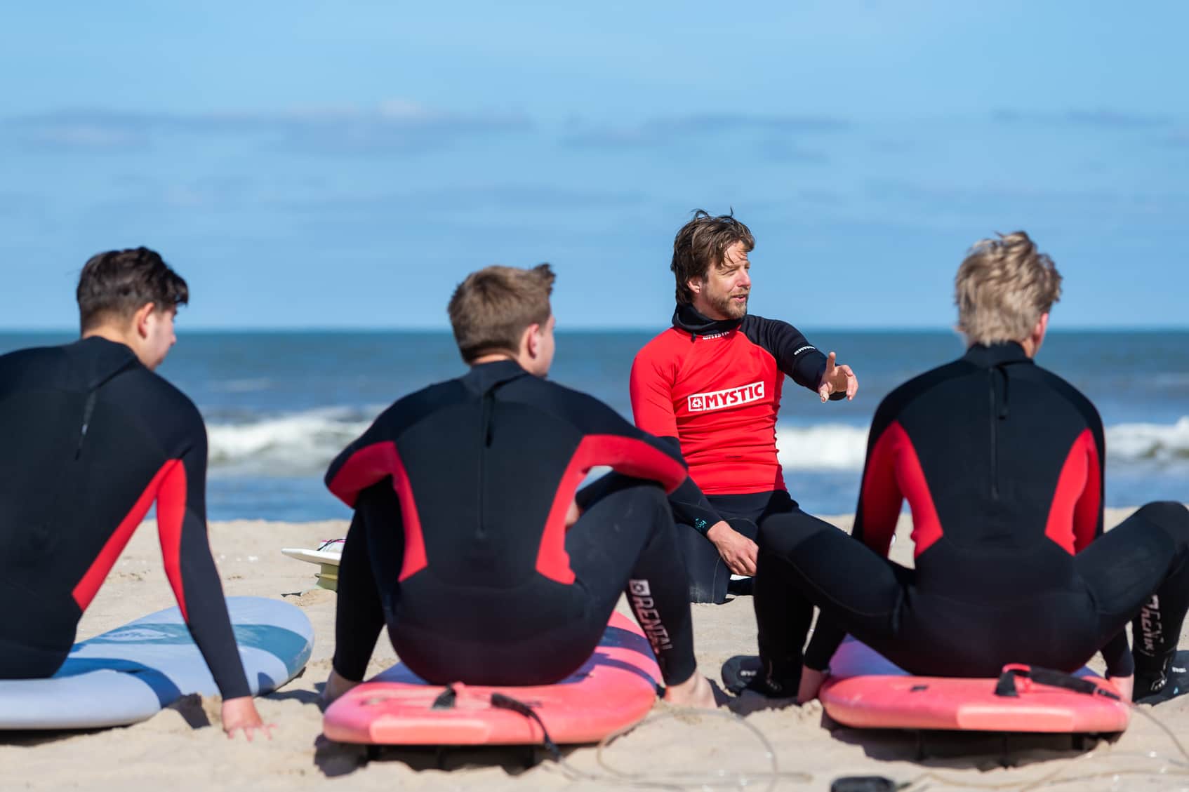 Kinderen blokarten op het brede strand bij Monster