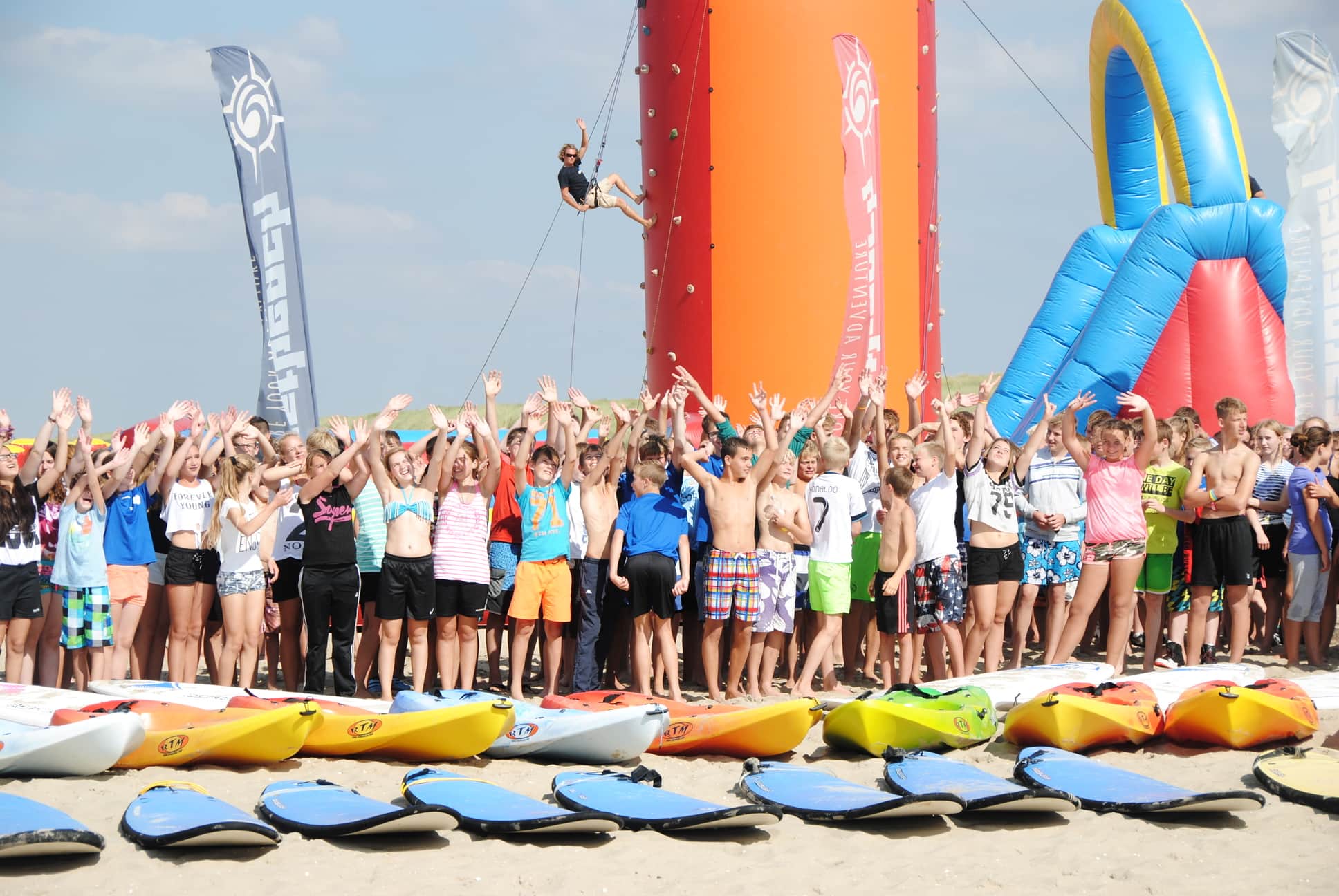 Groep geniet van een BBQ op het strand bij Westbeach