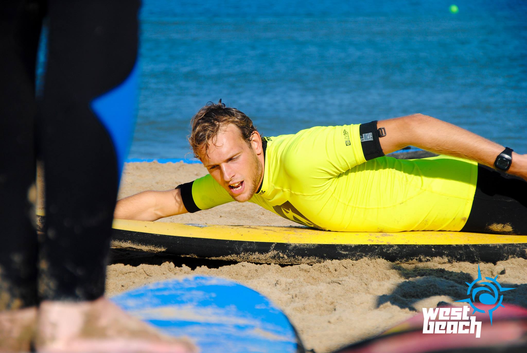 Surfer op een golf bij de Noordzeekust in Nederland