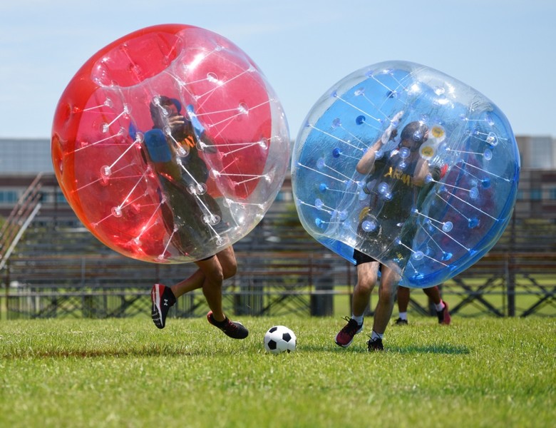 Bubble soccer op het strand bij Scheveningen